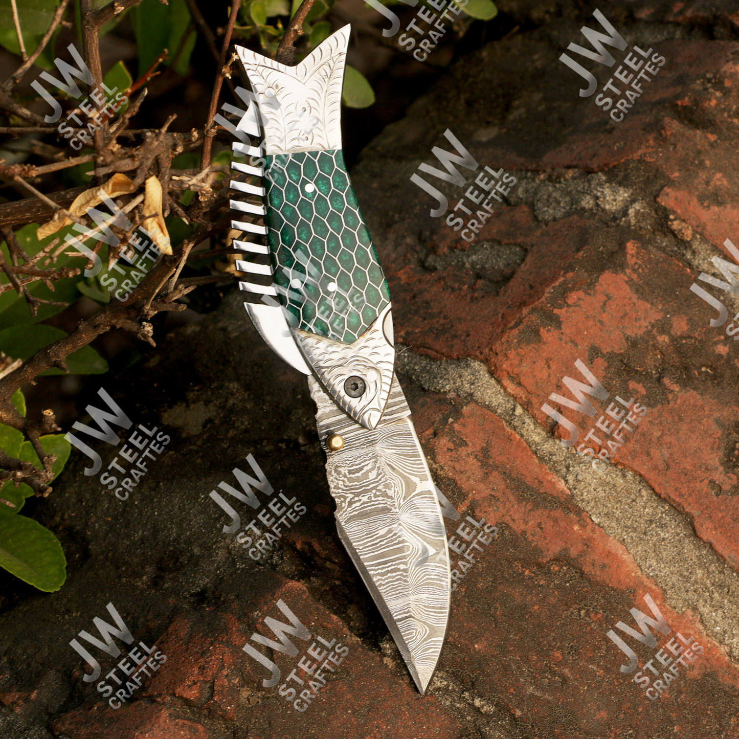Handmade Fish Folding Knife – Damascus Steel Blade with Unique Handle