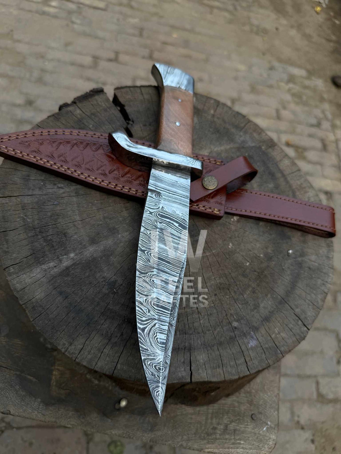 Hand-Forged Damascus Hunting Knife with Wooden Handle & Leather Sheath – Collectible Full Tang Blade