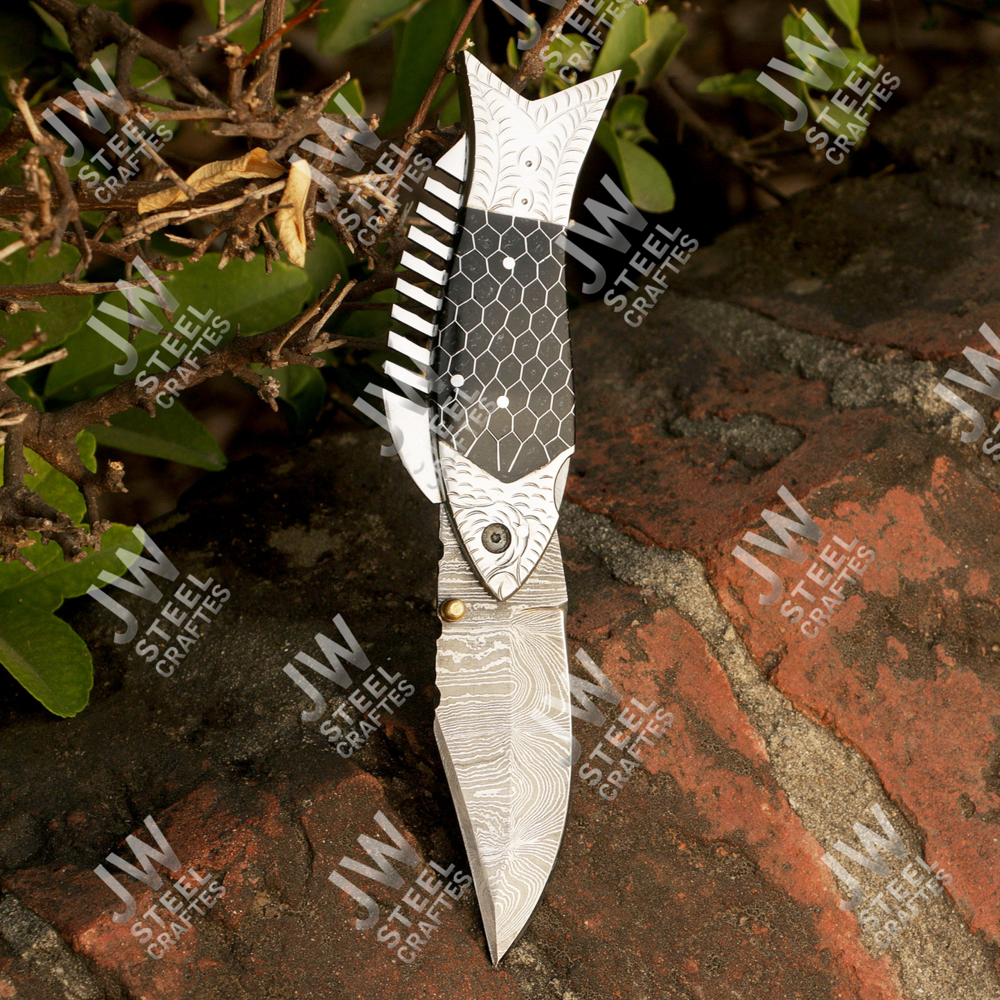 Handmade Fish Folding Knife – Damascus Steel Blade with Unique Handle