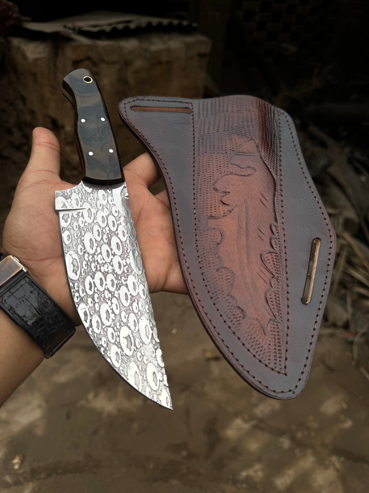 10" Full‑Tang Hunting Knife – Acid‑Etched Stainless Blade, Resin Handle & Leather Sheath