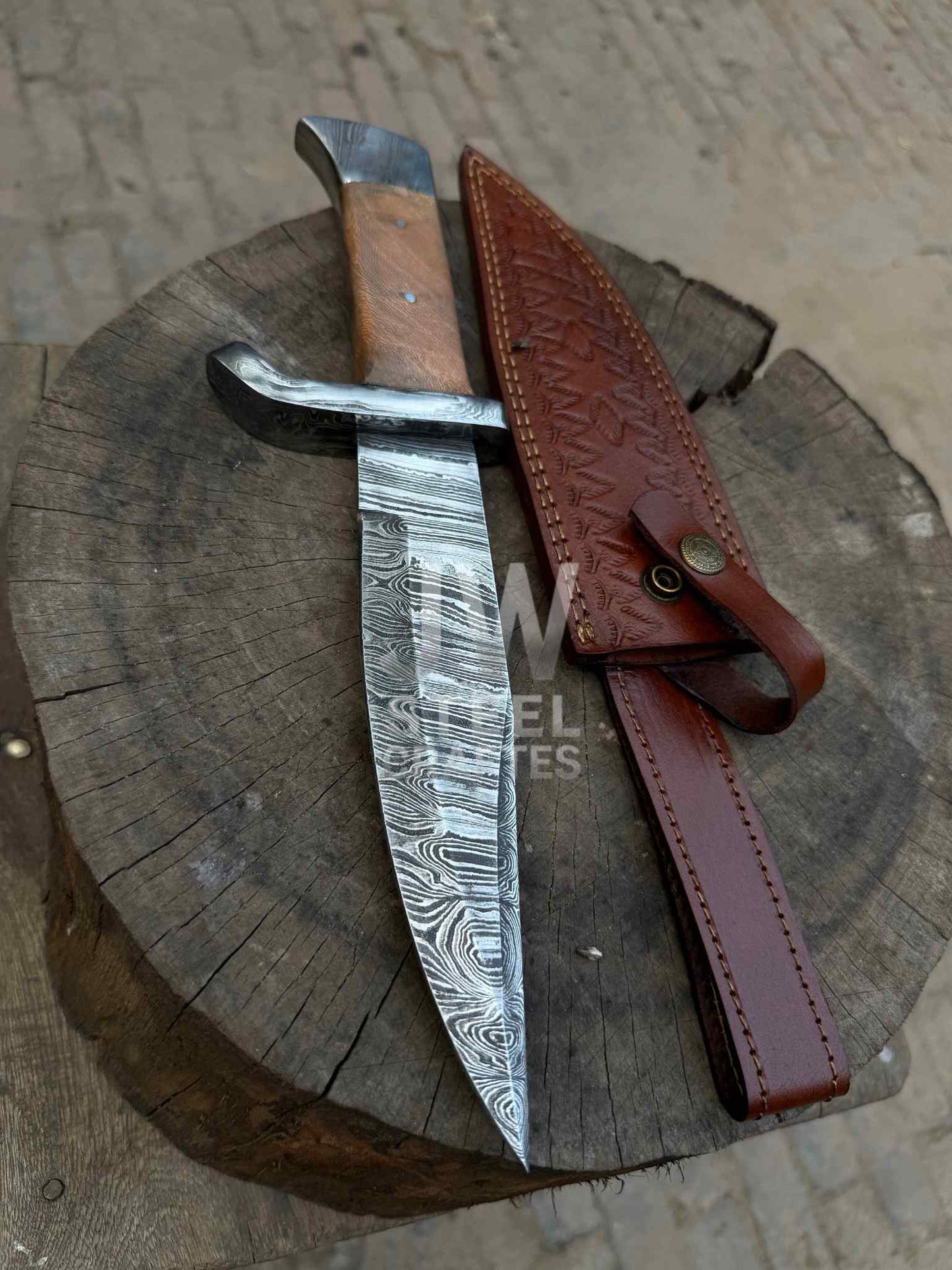 Hand-Forged Damascus Hunting Knife with Wooden Handle & Leather Sheath – Collectible Full Tang Blade