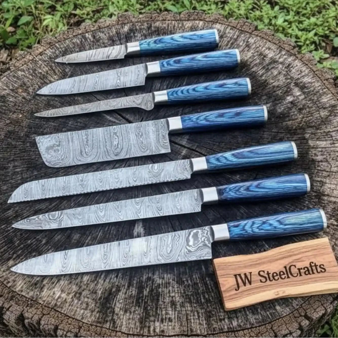 Premium cooking knife set including chef knives, slicing blades, utility knives, and compact prep knife profiles.