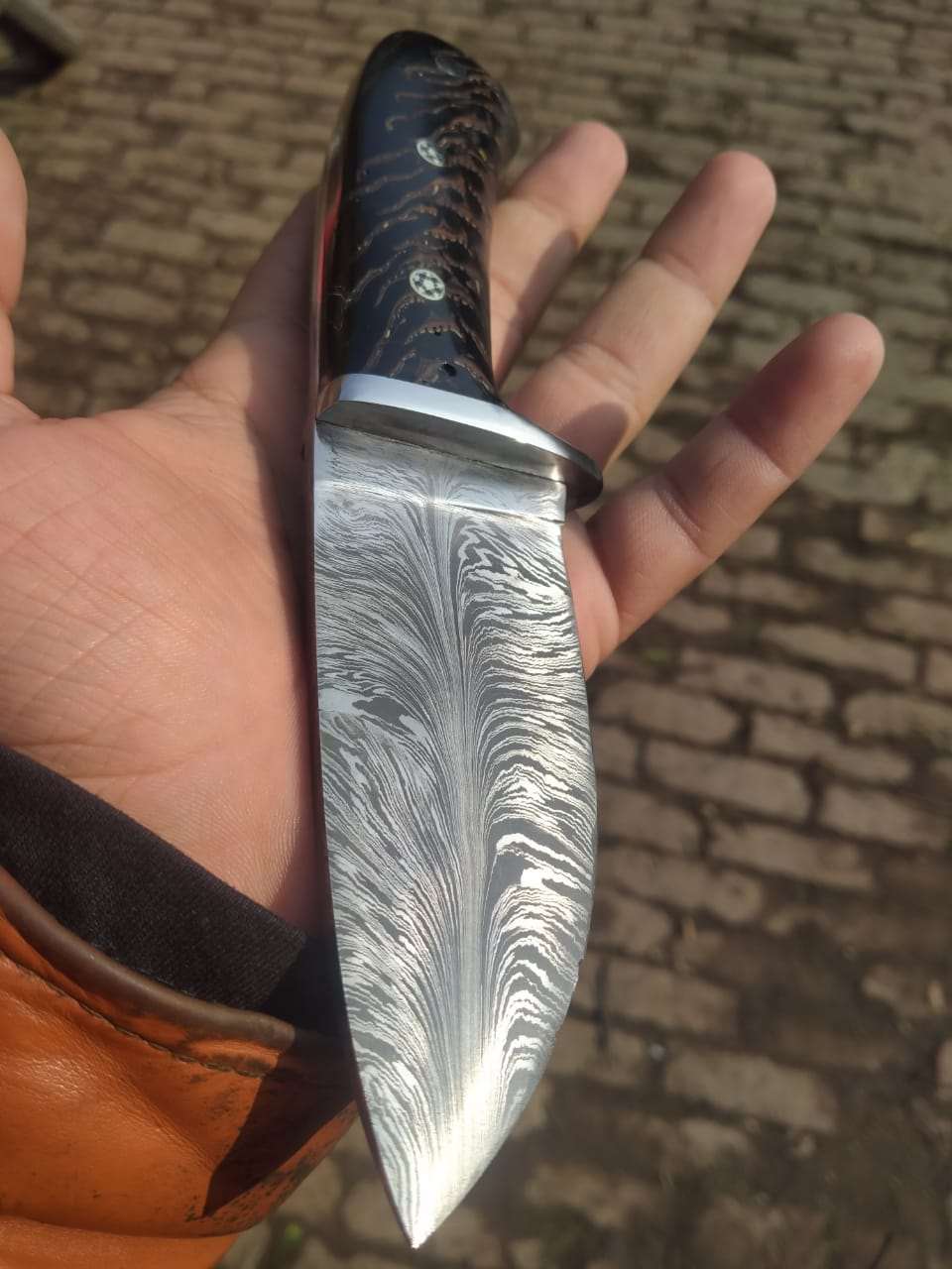 Customized feather pattern welded Skinner knives