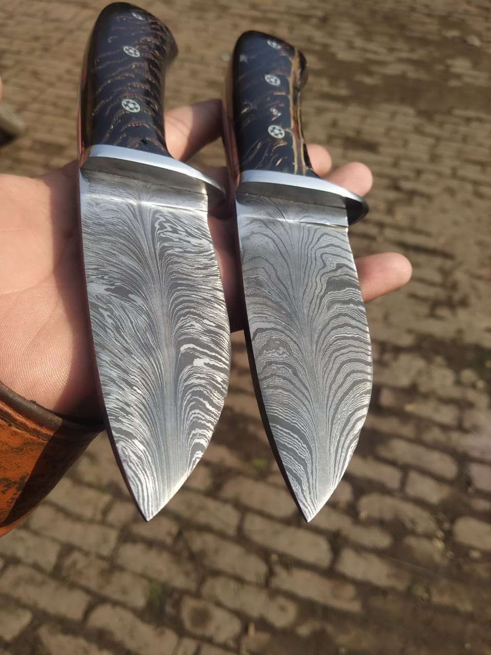 Customized feather pattern welded Skinner knives