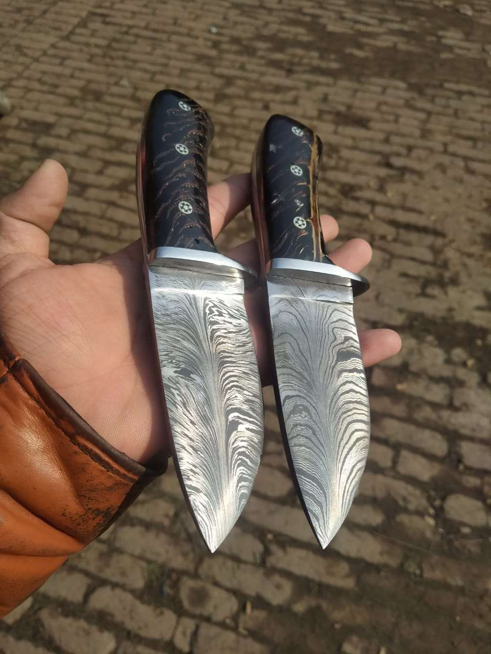 Customized feather pattern welded Skinner knives