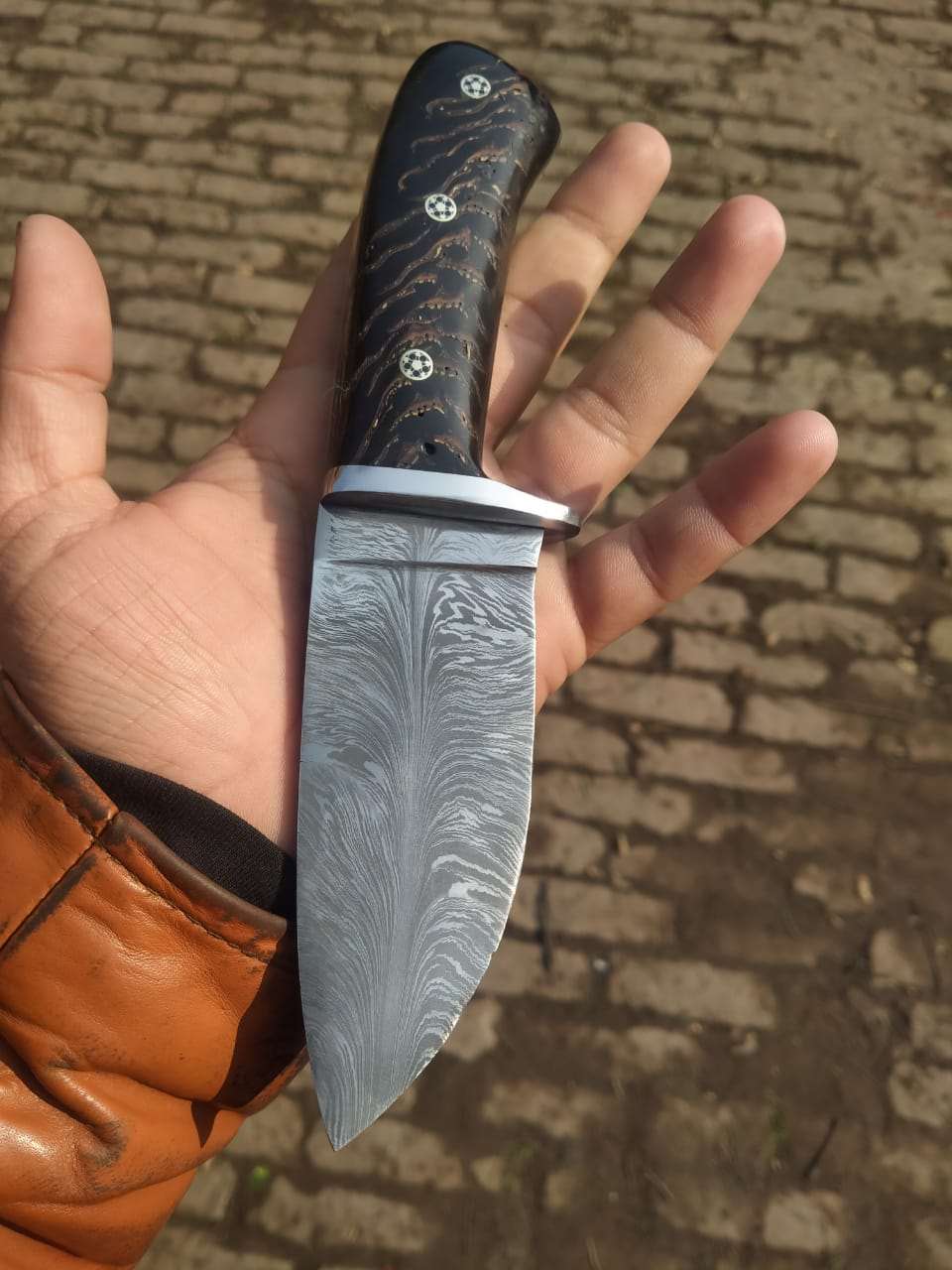 Customized feather pattern welded Skinner knives