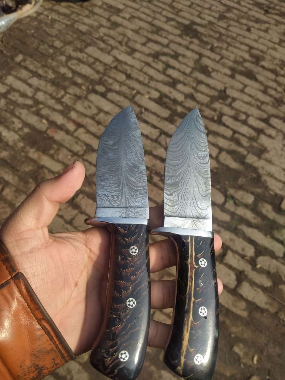 Customized feather pattern welded Skinner knives