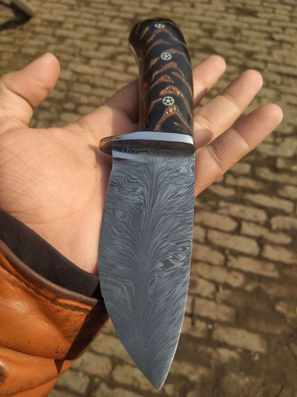 Customized feather pattern welded Skinner knives