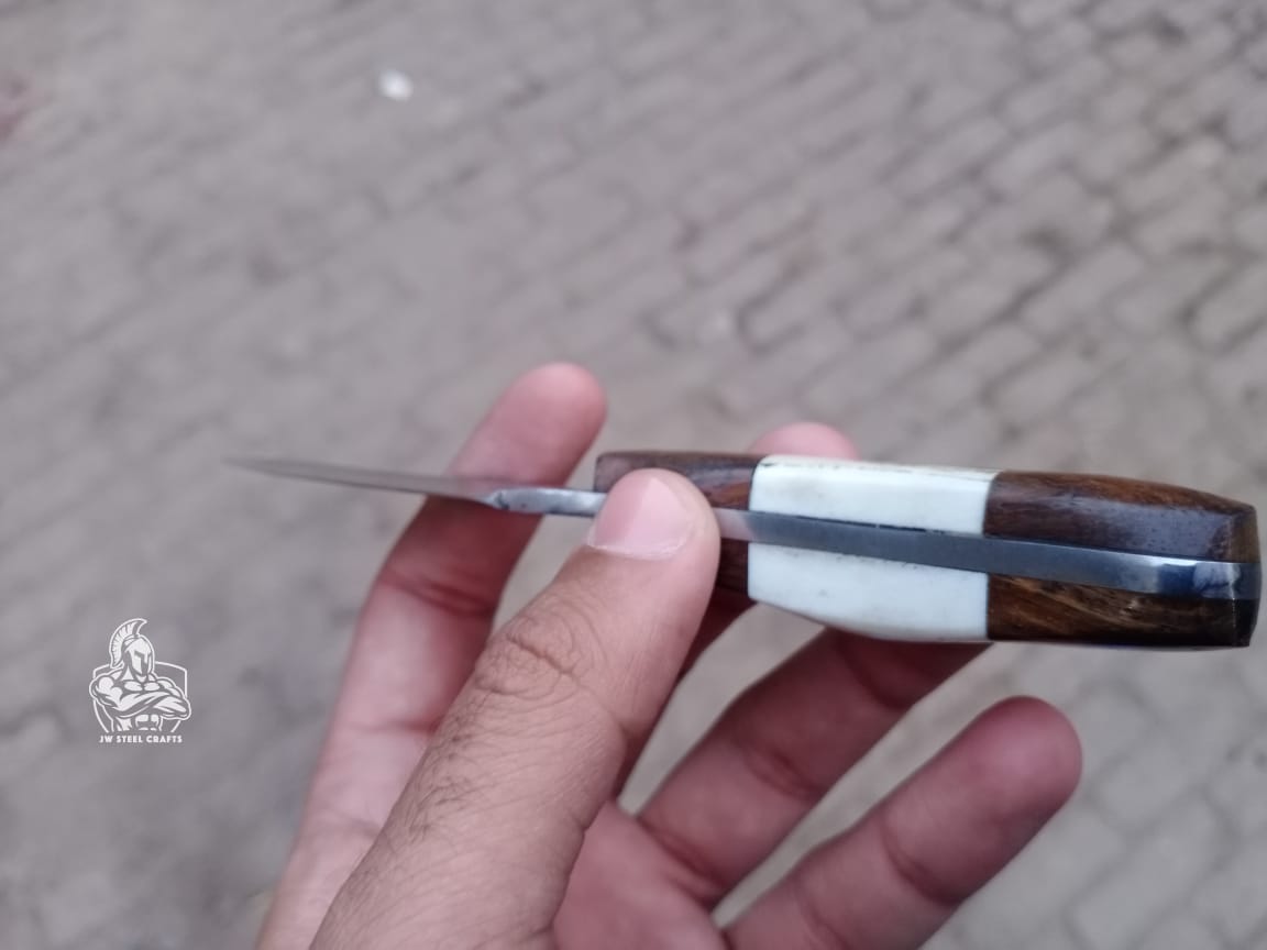 SKINNER KNIFE WITH DEER HORN HANDLE.